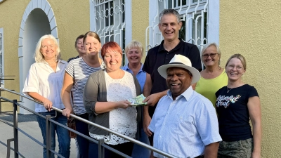 600 Euro überreichte der Kreis junger Familien aus Wutschdorf an die örtliche Feuerwehr. (Bild: Ina Piehler)