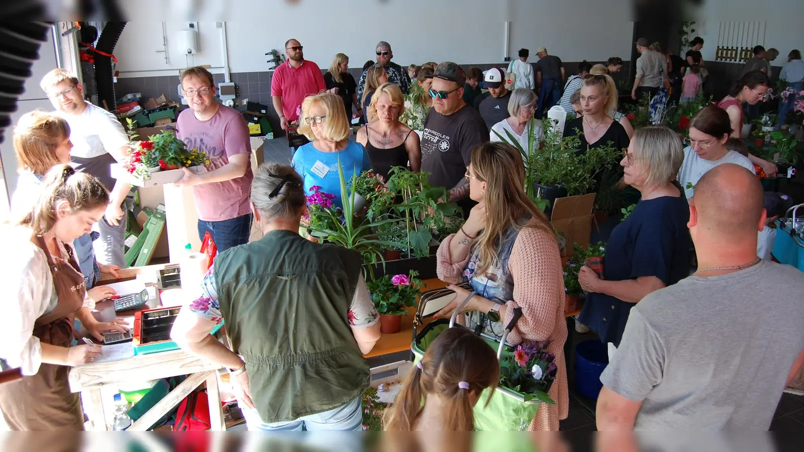 Die zahlreichen Besucher bei der 24. Pflanzenbörse der Siedlergemeinschaft Irchenrieth e.V. deckten sich für die neue Gartensaison ein. Vor der Kasse bildeten sich lange Schlangen. (Bild: Albert Gruber)
