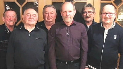 Die Meister 2023 des Brieftaubenvereins Heimatbote Moosbach feiern die Erfolge ihrer fleißigen Tauben: (von links) Erwin Voit, Hans Bäumler, Manfred Kühn, Hans Irlbacher, Josef Huber und Josef Bäumler. (Bild: gi)