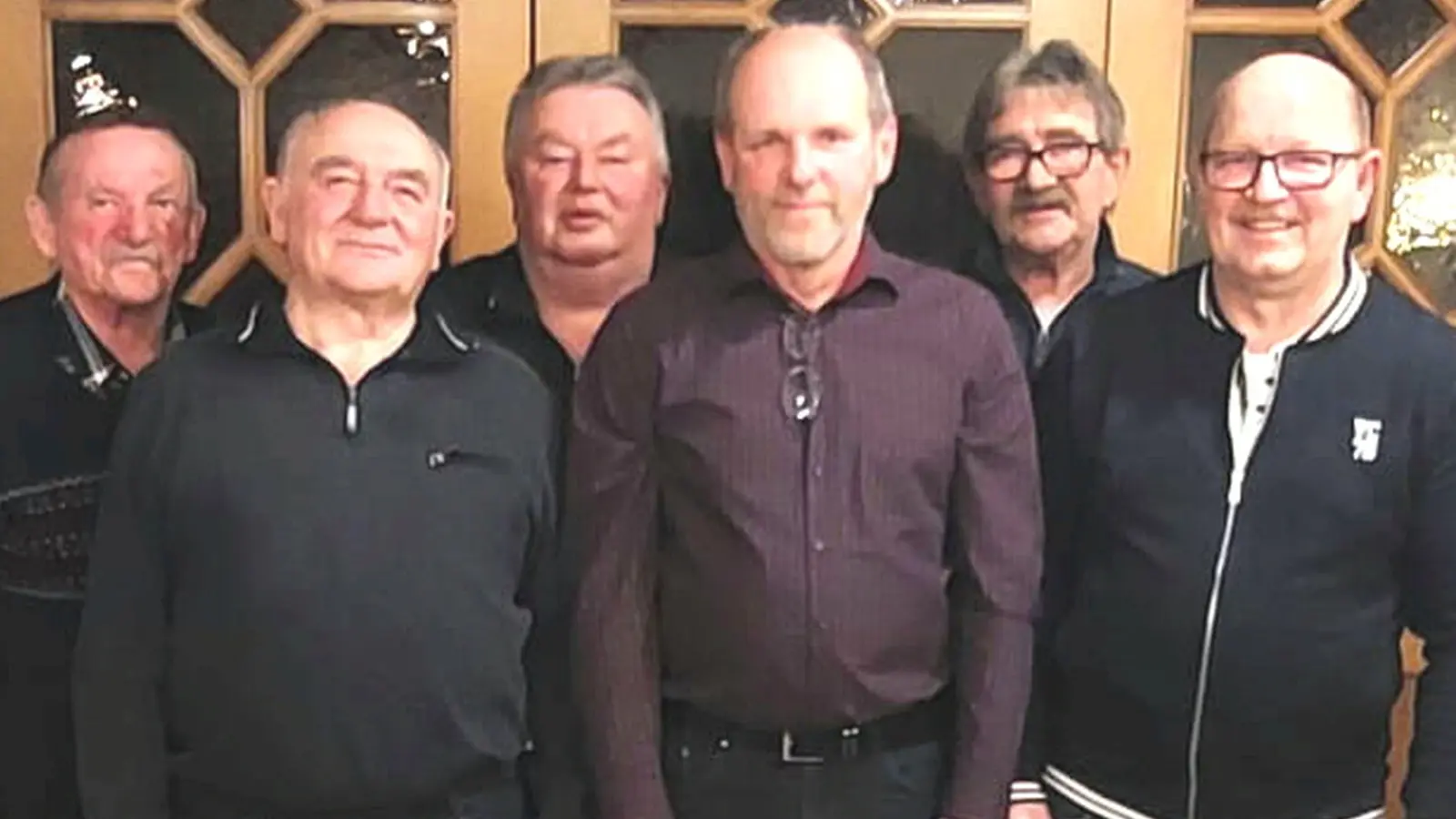 Die Meister 2023 des Brieftaubenvereins Heimatbote Moosbach feiern die Erfolge ihrer fleißigen Tauben: (von links) Erwin Voit, Hans Bäumler, Manfred Kühn, Hans Irlbacher, Josef Huber und Josef Bäumler. (Bild: gi)