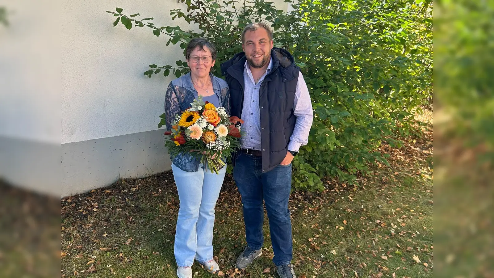 Bürgermeister Christoph Scharf verabschiedet Elisabeth Scheuerer. (Foto: Hans-Jürgen Lippert)