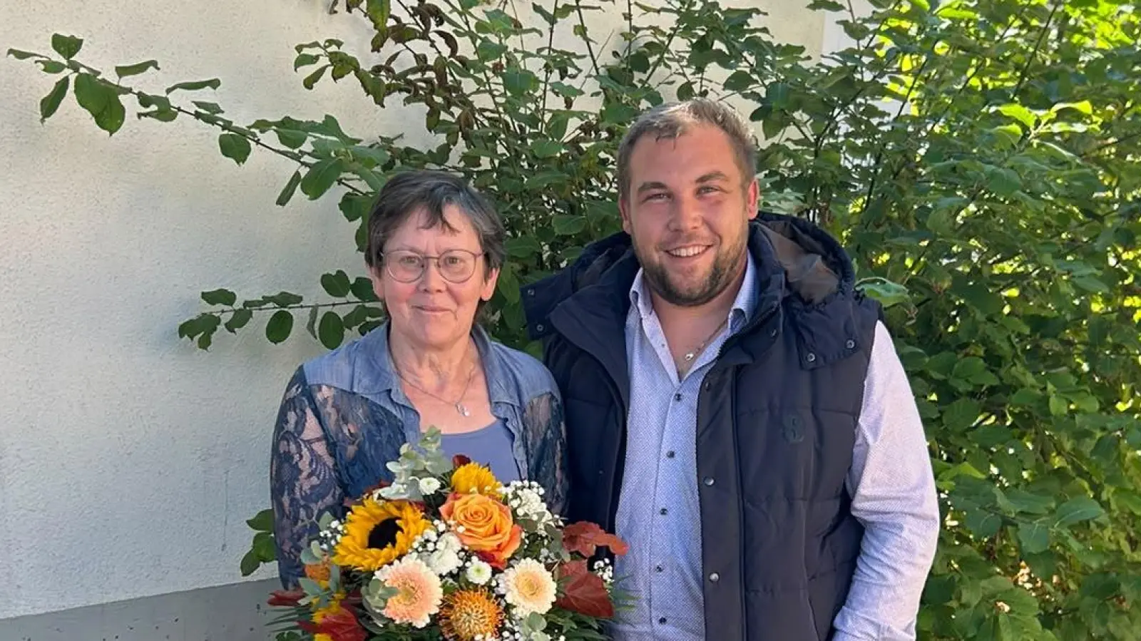 Bürgermeister Christoph Scharf verabschiedet Elisabeth Scheuerer. (Foto: Hans-Jürgen Lippert)