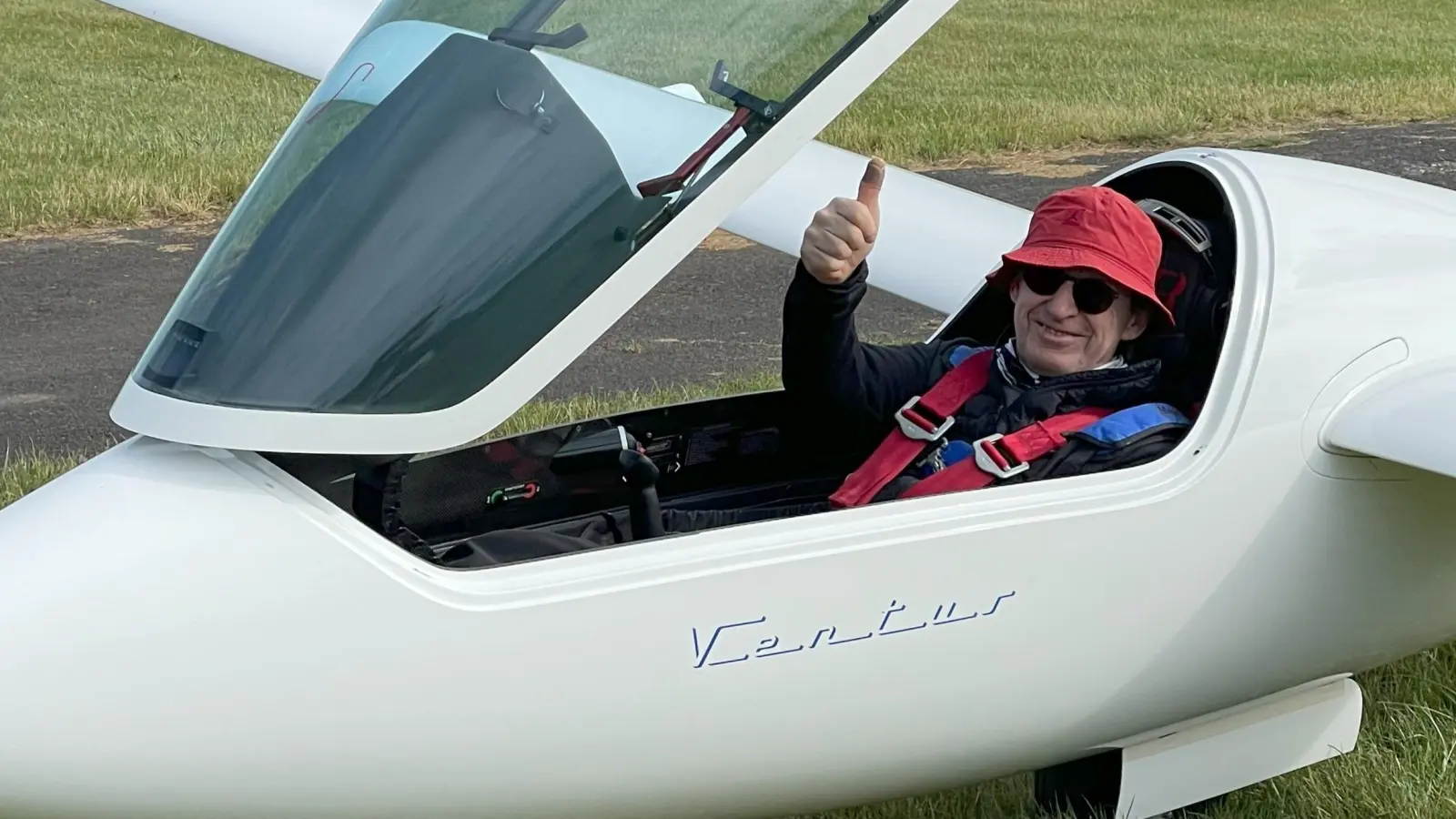 Bernd Morawitz nach seinem 1000 km Segelflug  (Bild: Hermann Mensing )