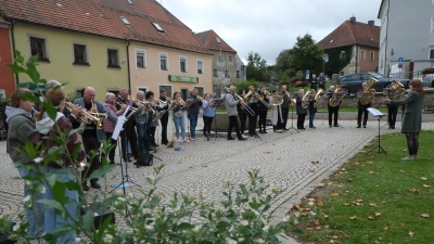 In der mit einem Erntewagen fest geschmückten Marktplatzanlage packten die Bläserinnen und Bläser nochmals ihre Instrumente zu einem Ständchen unter Leitung von Tanja Riedel aus. Lob und Beifall durften sie von den dankbaren Zuhörern erfahren. (Bild: Fred Lehner)
