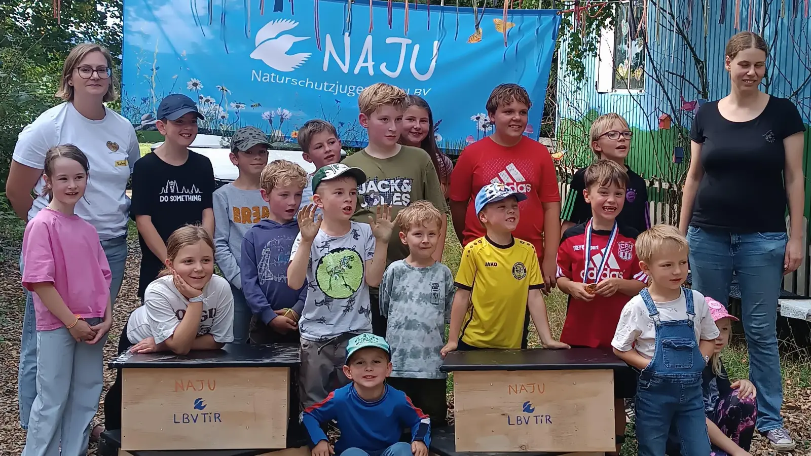 Mit Freude am Naturschutz: Kinder präsentieren ihre selbstgebauten Igelfutterhäuser (Bild: Konrad Zier)