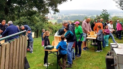 Viel Betrieb im Vereinsgarten beim Basteln (Bild: Marina Koller)