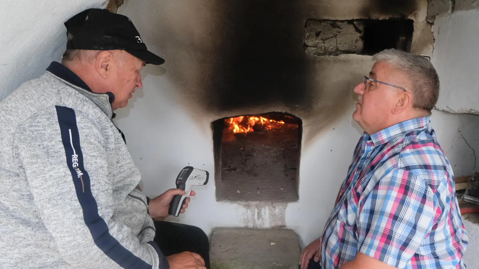 Backofenweart Sigi Schell und Jugendwart Thomas Buchner in ihrem Element. (Bild: Fred Lehner)