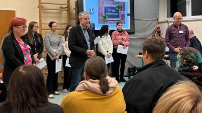 Schulleiter Frank Eckstein begrüßte alle Interessierten für die Fachakademie für Sozialpädagogik am Beruflichen Schulzentrum in Neustadt. (Bild: Roland Kusche)