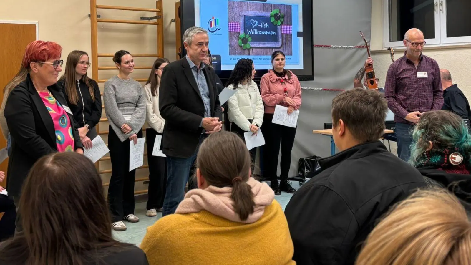 Schulleiter Frank Eckstein begrüßte alle Interessierten für die Fachakademie für Sozialpädagogik am Beruflichen Schulzentrum in Neustadt. (Bild: Roland Kusche)