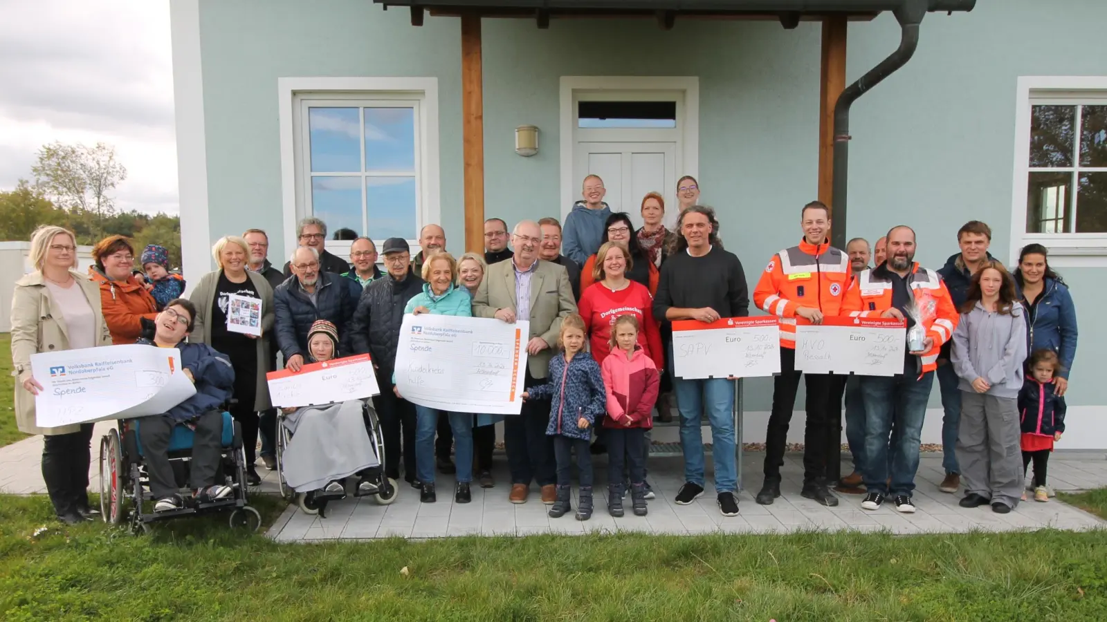 11.800 Euro spendete die Altendorfer Dorfgemeinschaft aus dem Erlös ihres Rekord-Pizzafestes an fünf regionale Hilfsorganisationen und -einrichtungen. (Bild: Bernhard Piegsa)