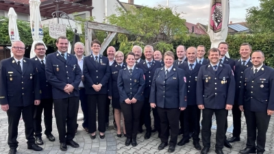 Diese Feuerwehrfrauen und -männer aus der Gemeinde Schnaittenbach wurden von Landrat Richard Reisinger, Bürgermeister Marcus Eichenmüller und den Feuerwehr-Führungskräften geehrt. (Bild: Martina Beierl)