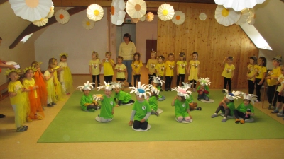 Die Kinder des Kindergartens der Gemeinde Guteneck luden alle Mamas und Papas zu einer gemeinsamen Elternfeier in den Kindergarten ein.  (Bild: Sabine Süß)