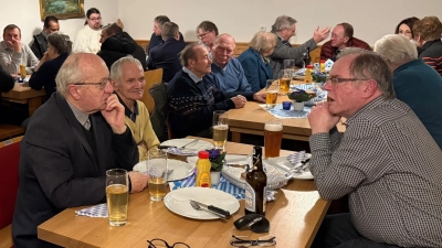 Nach einer Leberkäs-Brotzeit gab es bei der Jahreshauptversammlung des Katholischen Männervereins Eschenbach viel zu berichten. (Bild: Robert Dotzauer)