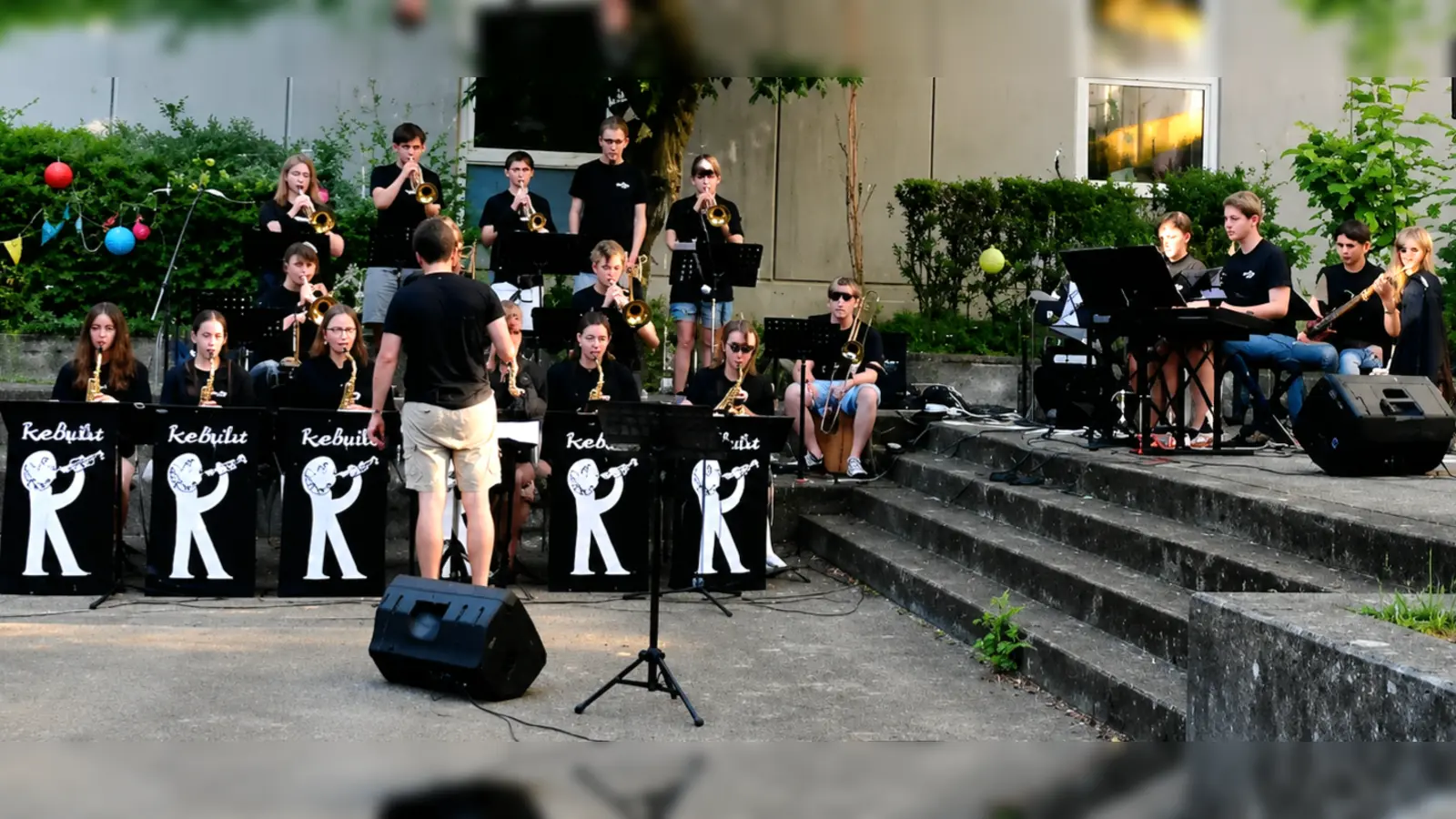 Die Bigband des Kepler-Gymnasiums unter der Leitung von Peter König spielte im Innenhof und sorgte beim Sommerfest für die musikalische Umrahmung. (Bild: Reinhard Kreuzer)