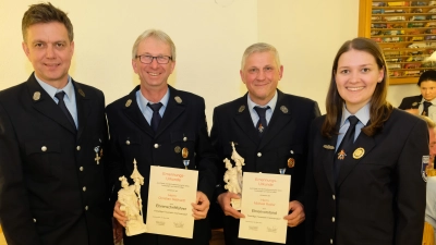 Ehrungen für langjährige „Haudegen” der Freiwilligen Feuerwehr Tremmersdorf. Christian Gebhardt (2.v.li.) wurde zum Ehrenschriftführer und Michael Rodler (3.v.li.) zum Ehrenvorstand ernannt. Es gratulierten 2. Bürgermeister Roland Hörl (li) und Helena Diepold, Vorsitzende des Feuerwehrvereins.  (Bild: Robert Dotzauer )
