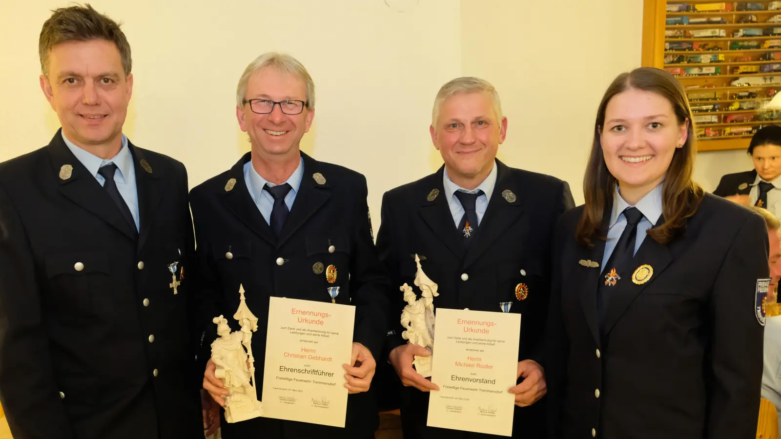 Ehrungen für langjährige „Haudegen” der Freiwilligen Feuerwehr Tremmersdorf. Christian Gebhardt (2.v.li.) wurde zum Ehrenschriftführer und Michael Rodler (3.v.li.) zum Ehrenvorstand ernannt. Es gratulierten 2. Bürgermeister Roland Hörl (li) und Helena Diepold, Vorsitzende des Feuerwehrvereins.  (Bild: Robert Dotzauer )