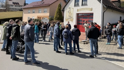 Der Vorsitzende der Neudorfer Feuerwehr, Andreas Götz, begrüßt am Neudorfer Feuerwehrhaus die Freunde der Feuerwehren Spielberg und Altenhammer zum Emmausgang über die Grenze nach Tschechien. (Bild: Franz Völkl)