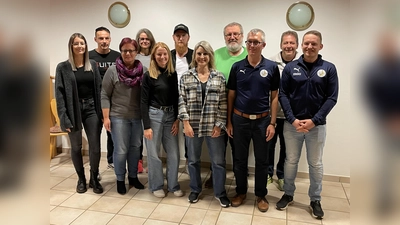 Der wiedergewählte Vorstand des Teams Bananenfalnke mit Vorsitzender Carina Völkl (vorne, Dritte von links). (Bild: stn)