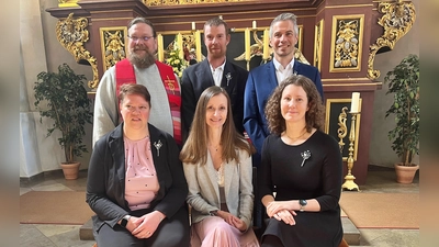 Von links sitzend: Vanessa Timm, Jaqueline Betzl, Sandra Metzler. Stehend Diakon Bernd Deyerl, Fabian Strobel und Andreas Bernt.<br> (Bild: Heidi Kurz)