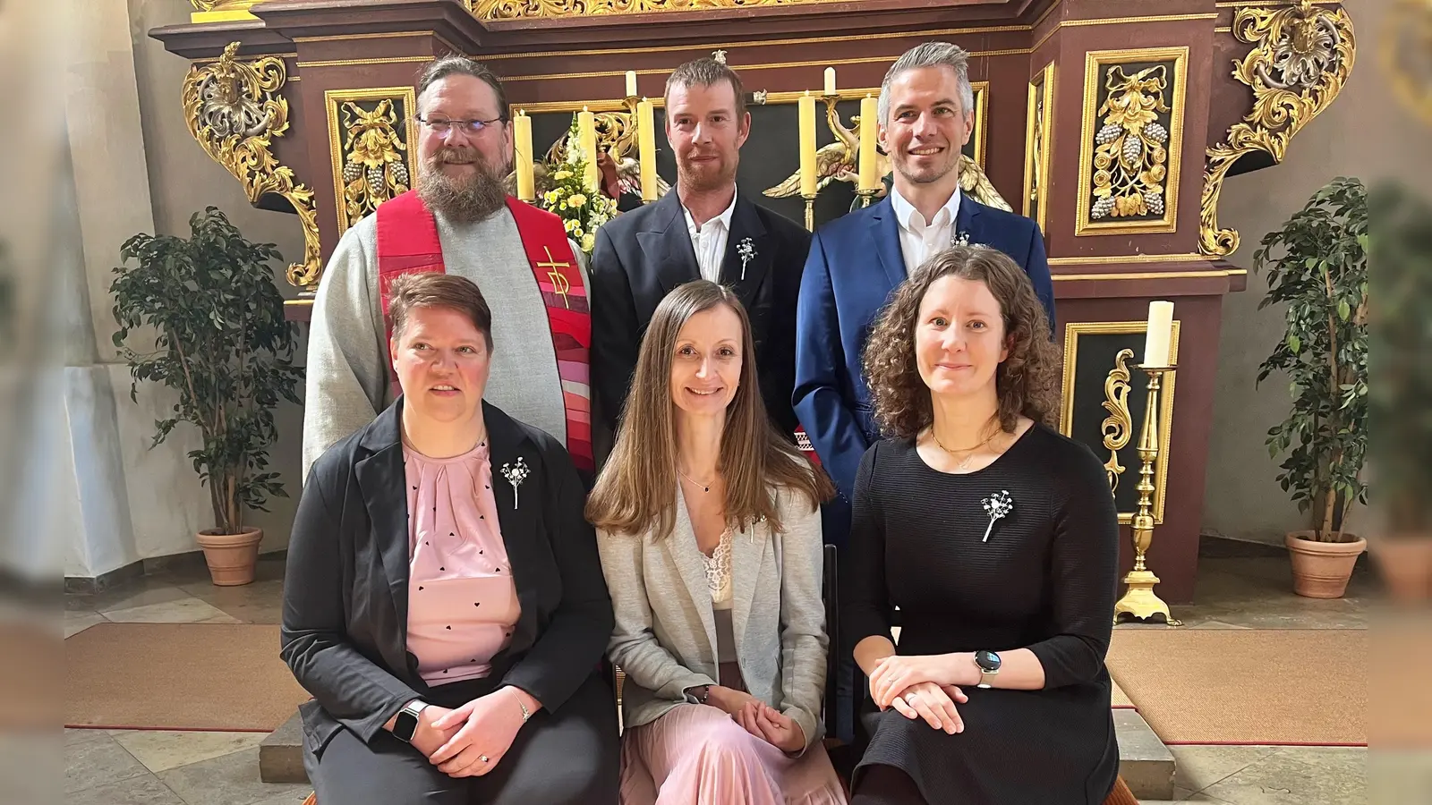Von links sitzend: Vanessa Timm, Jaqueline Betzl, Sandra Metzler. Stehend Diakon Bernd Deyerl, Fabian Strobel und Andreas Bernt.<br> (Bild: Heidi Kurz)