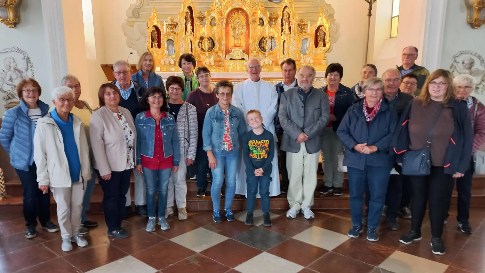 Unsere Pilgergruppe nach der Andacht mit Pater Joachim (Bild: Lothar Porst)