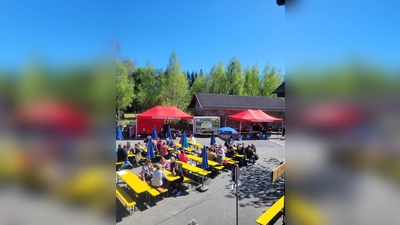 Beim Bahnwaggon Waidhaus sorgte die Kinder- und Jugendfeuerwehr am Radlersonntag für das leibliche Wohl. (Bild: Tobias Maure)