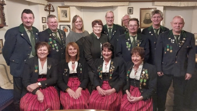 Stehend von links nach rechts: Willibald Ebnet, Günther Aures, Michaela Heldmann, Anita Übelacker, Helmut Miek, Manfred Weinhold, Josef Gradl, Günter Kellner, Herbert Witzel. Sitzend von links nach rechts: Gudrun Gradl, Elfriede Poppendörfer, Inge Weinhold, Erika Strobel.<br> (Bild: Martin Franitza)