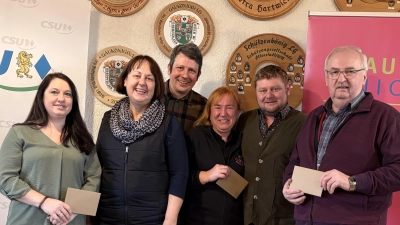 Herbert Putze bedankte sich bei den Mitgliedern der CSU und Vorsitzenden Domink Baschnagel für die Unterstützung. (Bild: exb/Lena Bäumler)