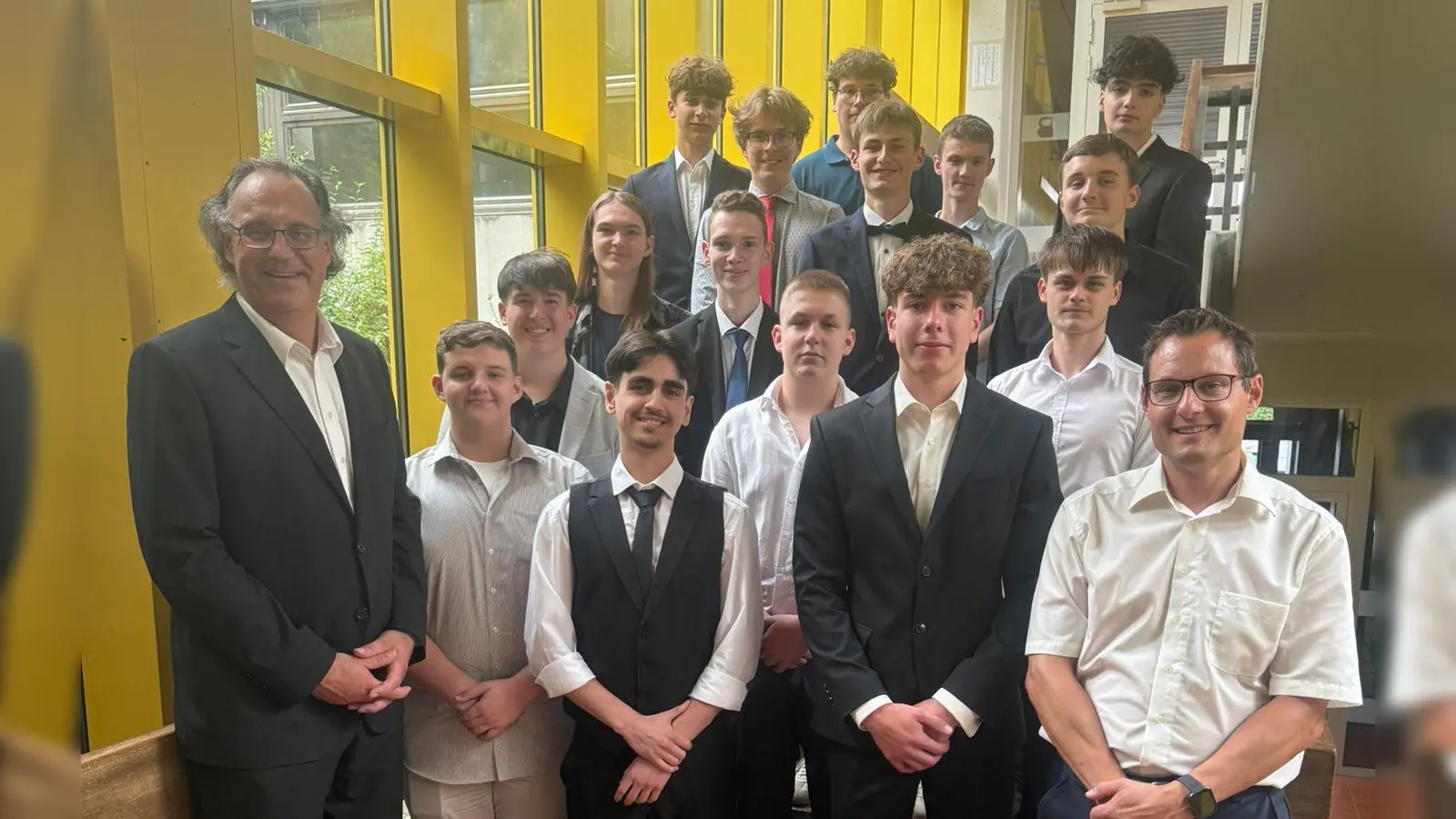 Die Abschlussklasse 10a mit ihrem stellvertretenden Klassenleiter Christian Wotruba und Schulleiter Michael Meier.  (Bild: Kerstin Zeus)