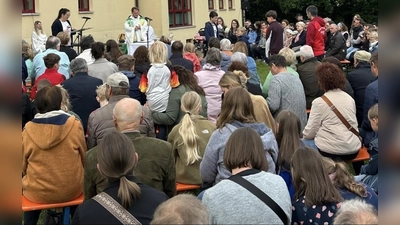 Familiengottesdienst im Garten der Grundschule (Bild: : Heiner Reber)
