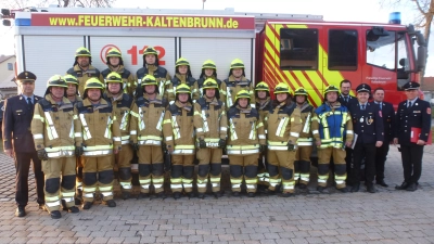 Sie wissen, was im Notfall zu tun ist: Die Absolventen der Leistungsprüfung mit Prüfern. (Bild: Siegfried Bock)