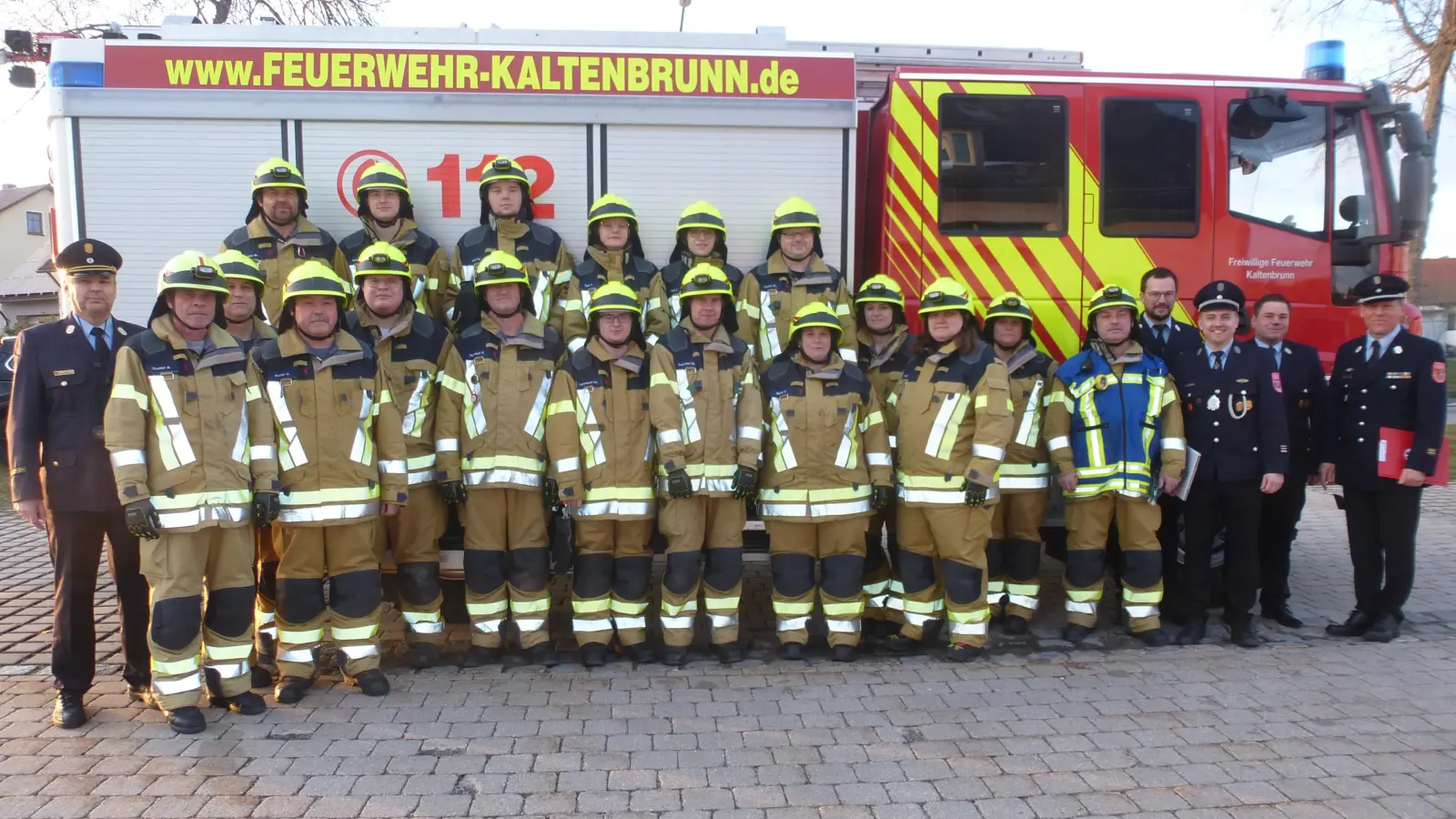 Sie wissen, was im Notfall zu tun ist: Die Absolventen der Leistungsprüfung mit Prüfern. (Bild: Siegfried Bock)