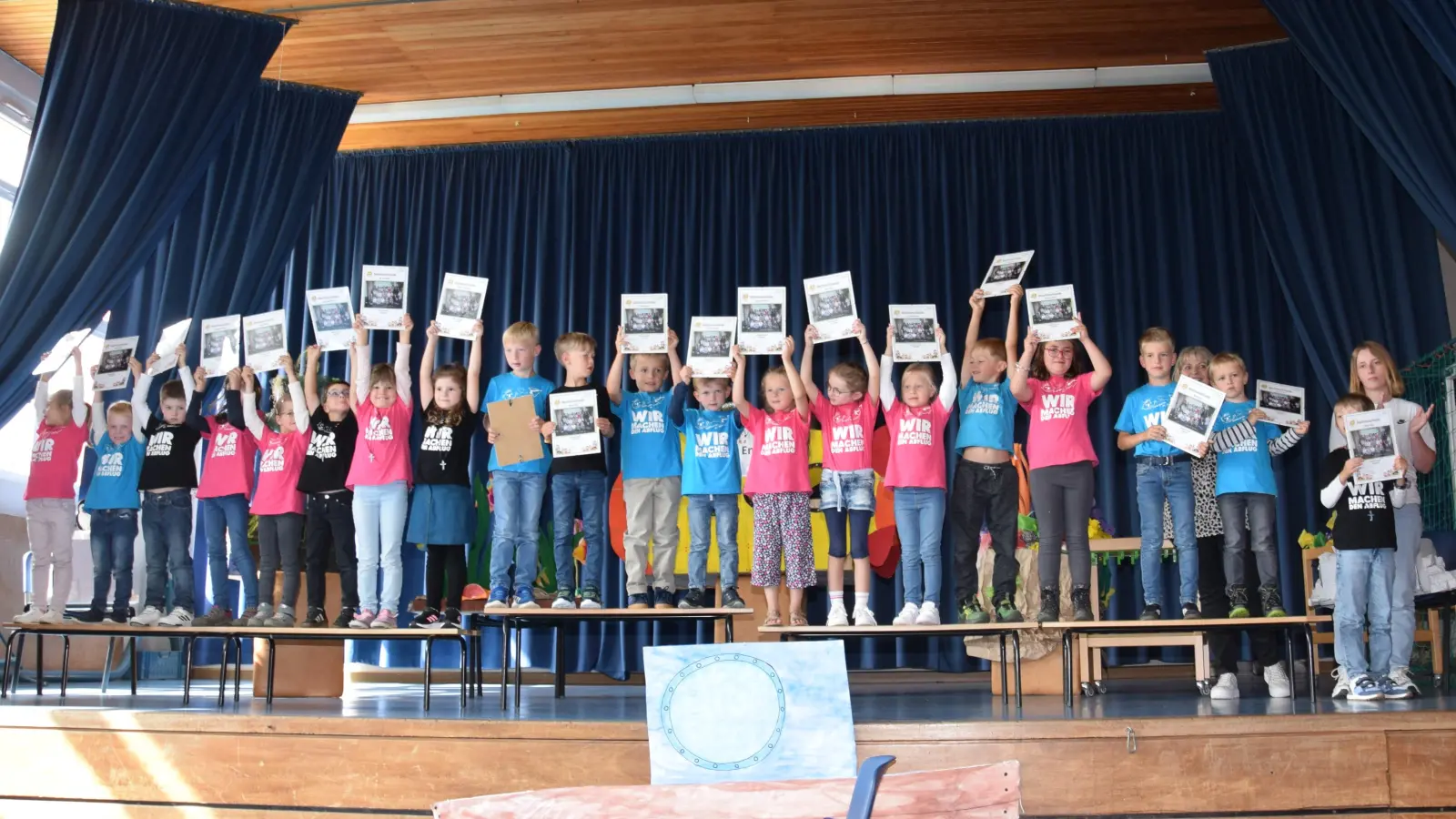 Stolz präsentieren die Vorschulkinder ihre Abschlussurkunden. (Bild: Tanja Pflaum)