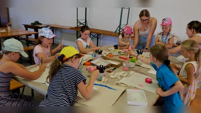 Eine tolle Stimmung gab es für die Kinder beim Spielenachmittag des Kleintierzuchtvereins. Dier Bastelecke hat es den Kindern besonders angetan. (Bild: Fred Lehner)