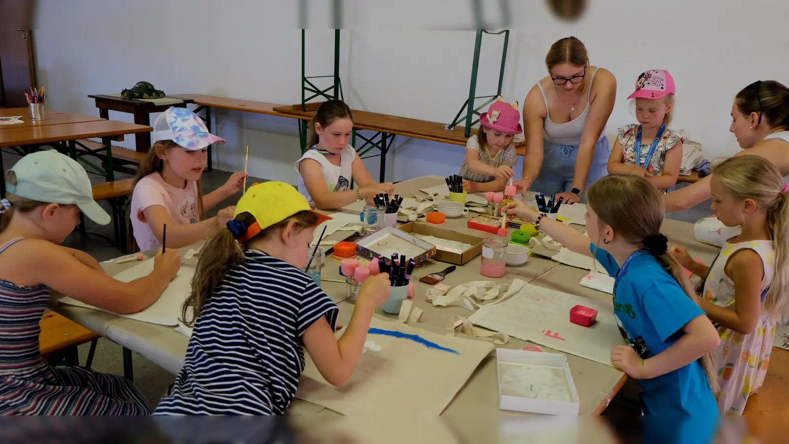 Eine tolle Stimmung gab es für die Kinder beim Spielenachmittag des Kleintierzuchtvereins. Dier Bastelecke hat es den Kindern besonders angetan. (Bild: Fred Lehner)