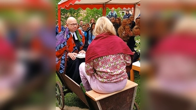 szenisches Spiel (Bezug zu einem Text aus der Apostelgeschichte) mit Pfarrer Thomas Schertel (als Schatzverwalter aus Äthiopien) und Carmen Grahlmann (Mitglied im Vorbereitungsteam/als Philippus), welcher ihm die Heilige Schrift erkärt (Bild: Norbert Weis)