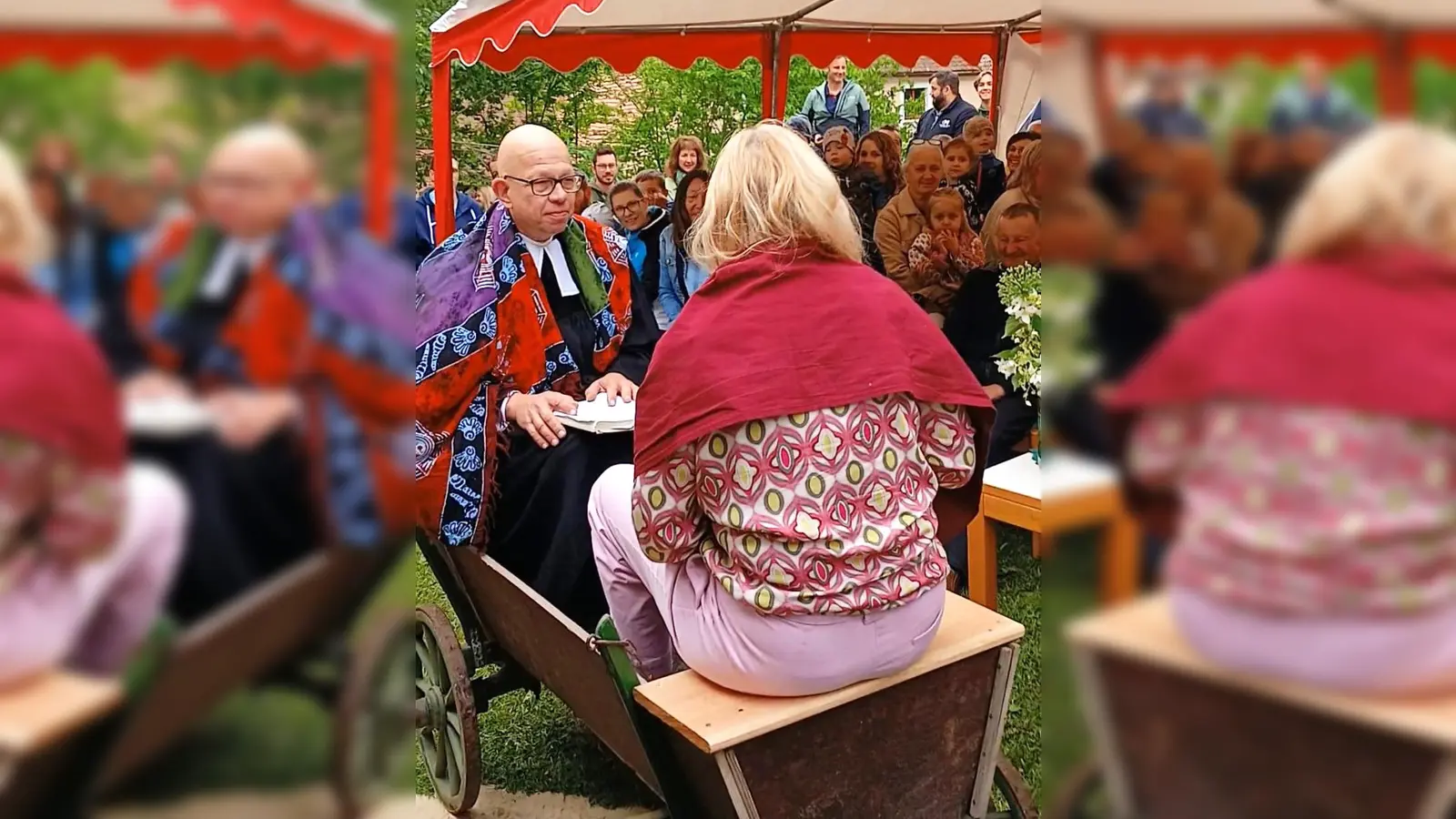 szenisches Spiel (Bezug zu einem Text aus der Apostelgeschichte) mit Pfarrer Thomas Schertel (als Schatzverwalter aus Äthiopien) und Carmen Grahlmann (Mitglied im Vorbereitungsteam/als Philippus), welcher ihm die Heilige Schrift erkärt (Bild: Norbert Weis)