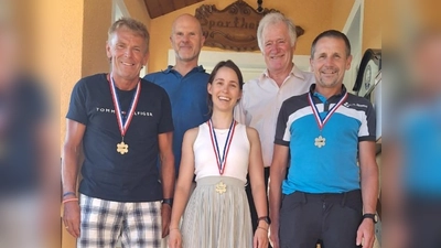Verbandspräsident Michael Urz (hinten links)und OSV Sportwart Anton Bauernfeind (hinten rechts)ehren die anwesenden erfolgreichen Medaillengewinner bei den diesjährigen Masters im Skilanglauf in Italien. v.l. Bernhard Langer, Isabell Schöberl und Gerhard Bauer. Markus Meister ließ sich entschuldigen (Bild: Bernhard Langer)