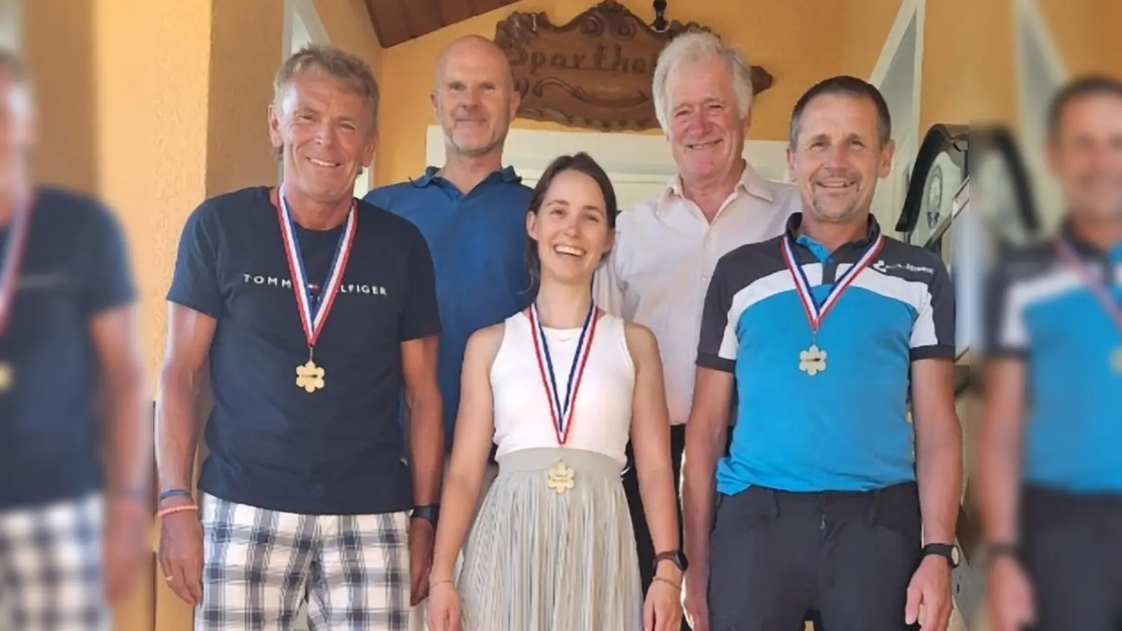 Verbandspräsident Michael Urz (hinten links)und OSV Sportwart Anton Bauernfeind (hinten rechts)ehren die anwesenden erfolgreichen Medaillengewinner bei den diesjährigen Masters im Skilanglauf in Italien. v.l. Bernhard Langer, Isabell Schöberl und Gerhard Bauer. Markus Meister ließ sich entschuldigen (Bild: Bernhard Langer)