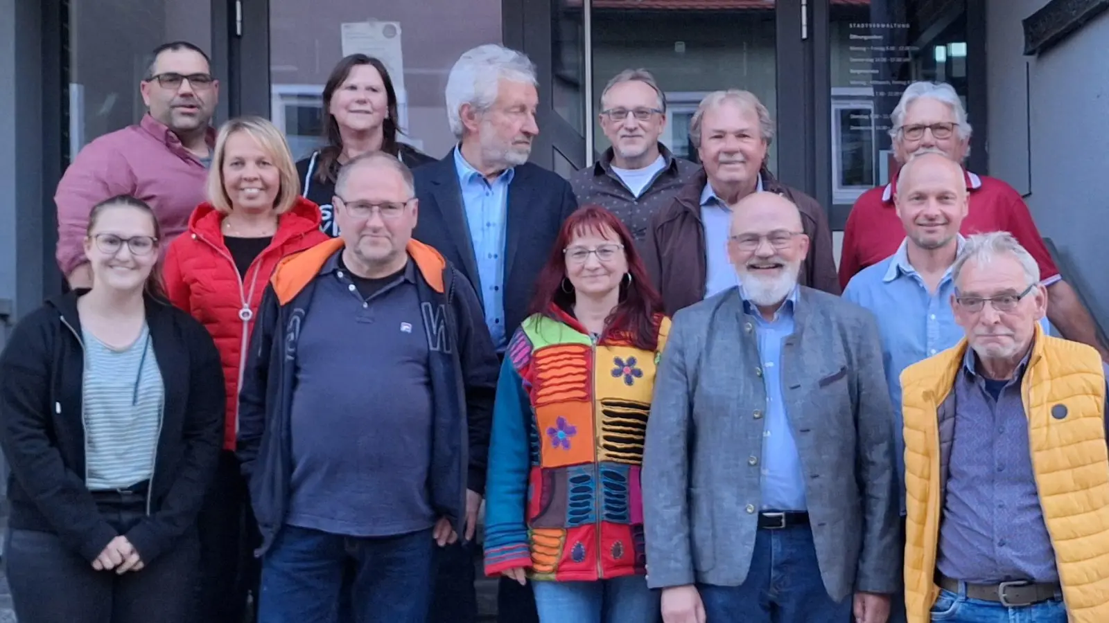 Vorne: Isabel Schieder, Reinhold Landgraf, Stadträtin Renate Nastvogel, Stadtrat Thomas Wilhelm, Edi Jäger Mitte: Silvia Herrmann, stellvertretender Bezirksvorsitzender Arthur Weber, Stadtrat Werner Sauer, Markus Herrmann. Hinten: Stefan Döllinger, Birgit Faast, Wolfang Glöckner, Hans Wegmann. (Bild: Stephan Schieder)