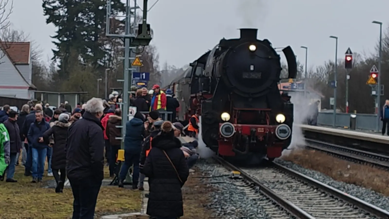 Bahnhof Pechbrunn mit der Dampflok (Bild: Markus Renner)