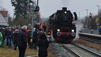 Bahnhof Pechbrunn mit der Dampflok (Bild: Markus Renner)