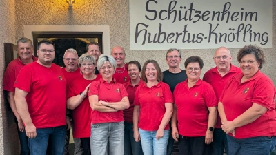 Die erfolgreiche Mannschaft des OGV Wolfring mit Ehrenvorsitzenden Franz Ziegelmeier (hinten links) und den beiden Vorsitzenden Martina Götz (vorne, 2. von links) und Johanna Scharf (vorne, 3. von links). (Bild: Barbara Graf)
