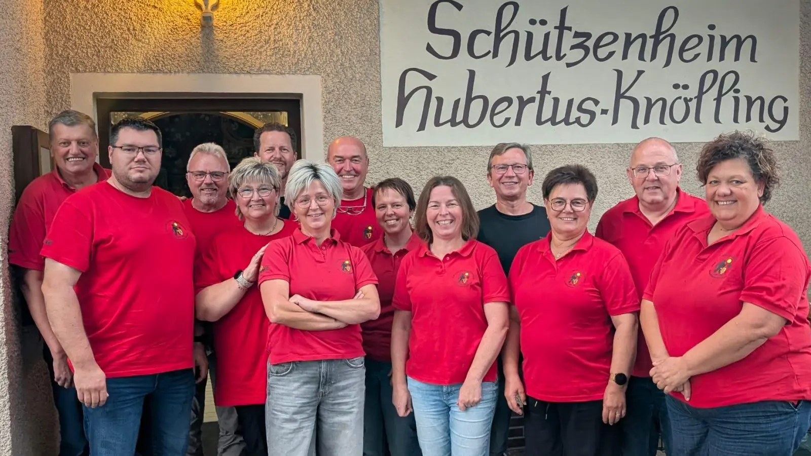 Die erfolgreiche Mannschaft des OGV Wolfring mit Ehrenvorsitzenden Franz Ziegelmeier (hinten links) und den beiden Vorsitzenden Martina Götz (vorne, 2. von links) und Johanna Scharf (vorne, 3. von links). (Bild: Barbara Graf)