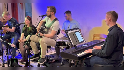 Lukas Alt und seine Band garnierten den Weinabend von ProEtzenricht mit mitreißender Musik (Bild: Wilhelm Weiß)