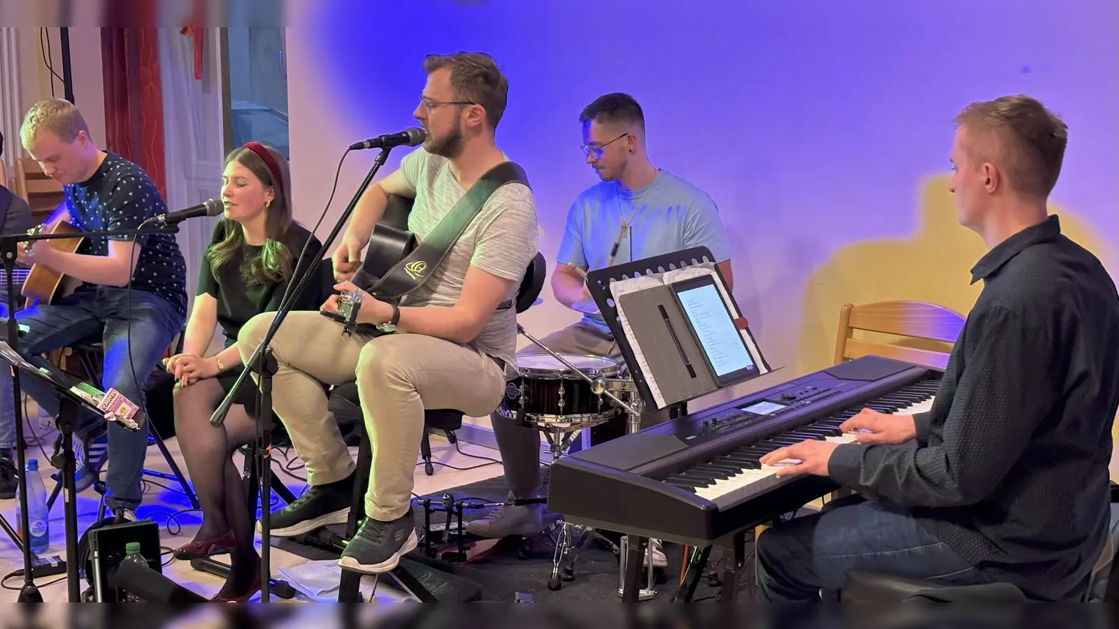 Lukas Alt und seine Band garnierten den Weinabend von ProEtzenricht mit mitreißender Musik (Bild: Wilhelm Weiß)