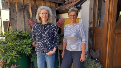 Waltraud Dobmann (links) und Karin Waldmann (rechts) sowie Hildegard Haupt leiten das Trauerseminar. (Bild: Waltraud Dobmann)