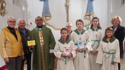 Zuschuss-Übergabe zur Orgelrenovierung in der Kreuzbergkirche. (Von links): Veronika Pröls, Mesner Christian Weiß, Pfarrvikar Pater Jimmy Joseph, Kreuzbergministranten, Ladenmitarbeiterinnen Elfriede Kredler und Gudrun Quarder. (Bild: Rosi Hasenstab)