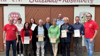 Ehrungen bei der FG Knappnesia mit (von links) Präsident Christian Kellner, Ramona Birkl, Marina Lehmeier, Selina Partsch, Manfred Eckert, Manfred Geismann, dritte Bürgermeisterin Hildegard Geismann, Armin Kraus, Reinhold Brandl, Jürgen Leißl, Vizepräsident Michael Gradl. (Bild: Christian Kellner)