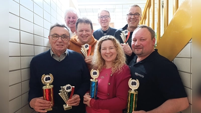 Präsidentin Zaneta Weidner (vorne Mitte) zeichnete bei der Jahreshauptversammlung der „freien Fotografen” die Besten ihres Vereins aus. (Bild: Bernhard Czichon)